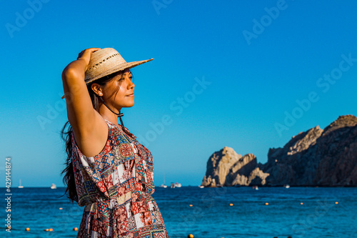 Obraz na plátne Mujer mexicana morena disfrutando de la playa en Los Cabos, Baja california
