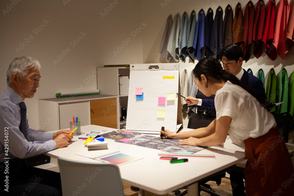 新商品の企画会議をしている社内のデザインチーム 新商品の企画会議をしている社内のデザインチーム