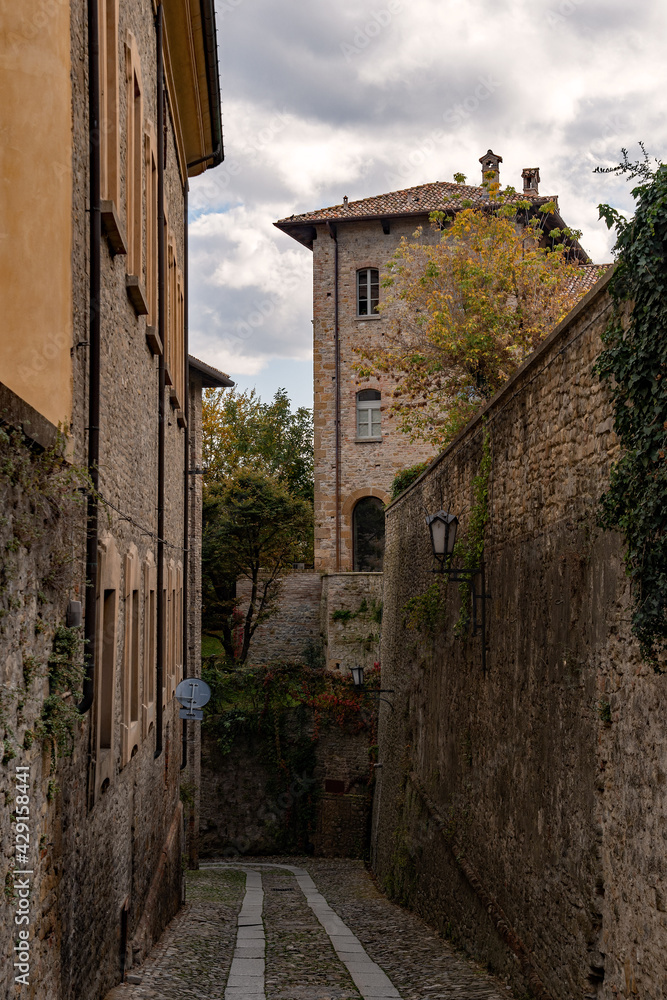 Altstadt von Castell'Arquato in der Emilia-Romagna in Italien 
