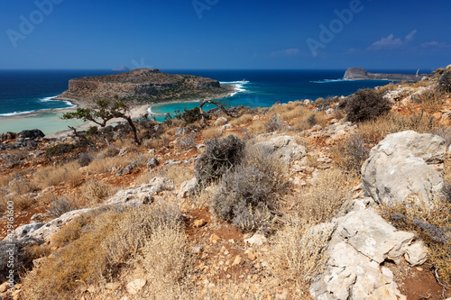 Widok na lagunę Balos na greckiej wyspie Krecie. Krajobraz morski. Bezludna wyspa, piaszczyste plaże i lazurowa woda w morzu.	 photo
