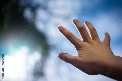 Tapety artystyczne hand in the sky