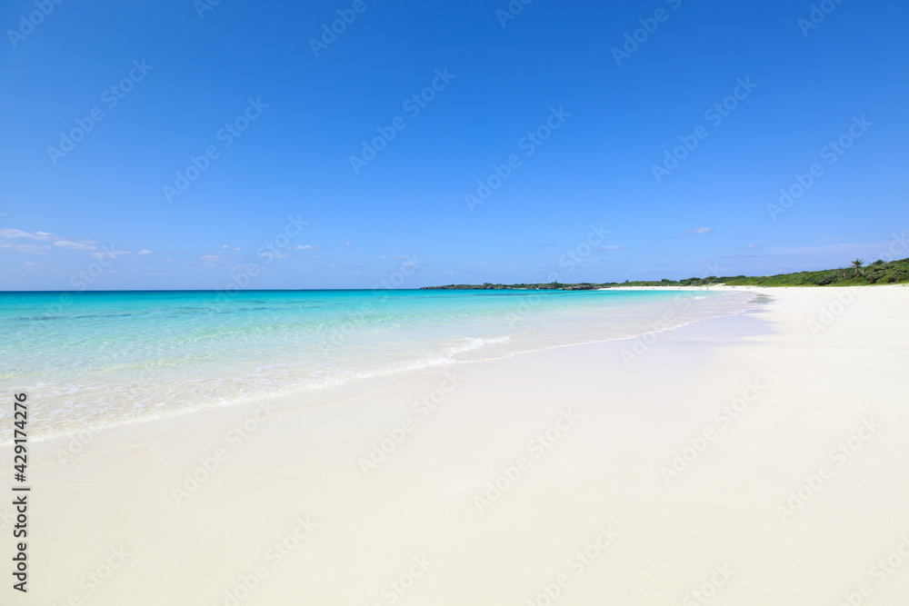 白い砂浜とエメラルドグリーンの海