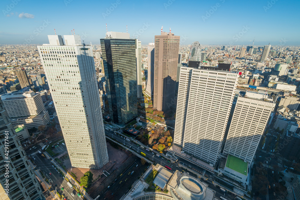 Obraz premium Aerial view of downtown Tokyo city skyline showing skyscraper high-rise corporate office buildings in Nishi Shinjuku, Shinjuku, Tokyo, Japan.