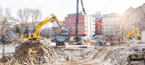Demolition with excavator of buildings in the urban area.
Abriss mit Bagger von Gebäuden im Stadtgebiet. photo