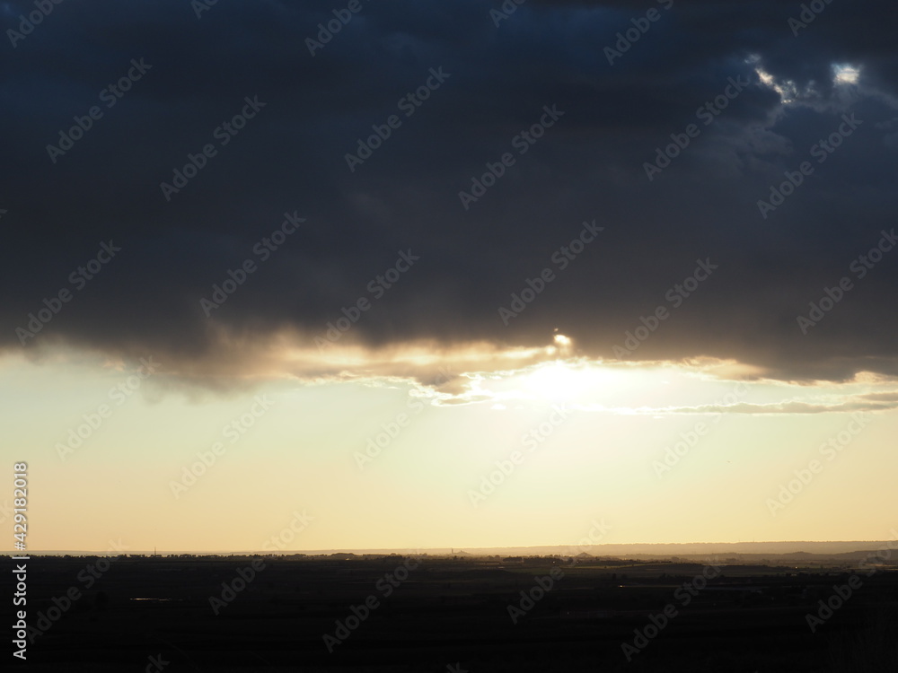 Fototapeta premium el cielo se tiñe de color después de una de tormenta con este bonito atardecer multicolor visto desde el mirador de miralcamp, lerida, españa, europa 