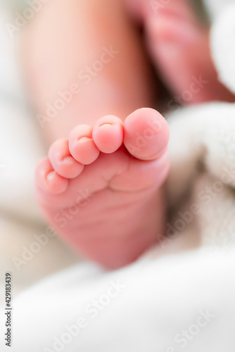 Close-up of a baby's foot and its little toes © DZiegler