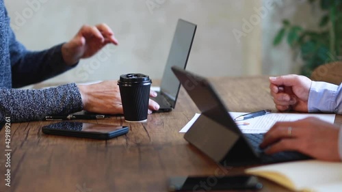 ミーティングをするビジネスマンの手元