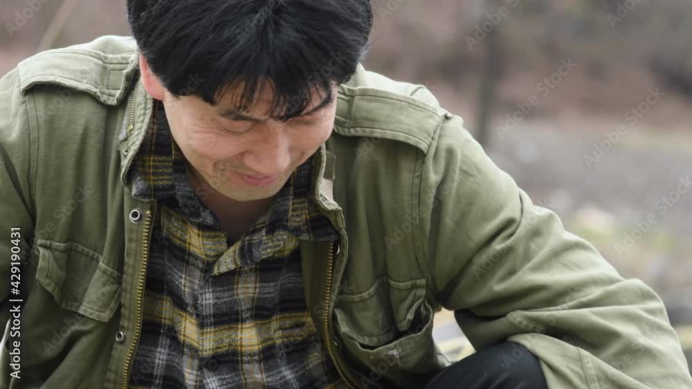 ひとりキャンプを楽しむ中年男性 ひとりキャンプを楽しむ中年男性