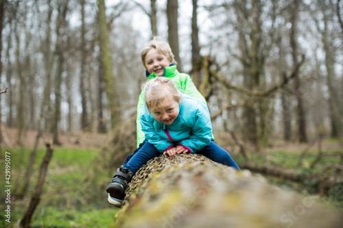 toben im Wald