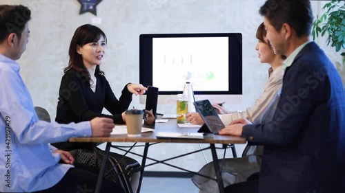 ミーティングをする日本人ビジネスマンとビジネスウーマン