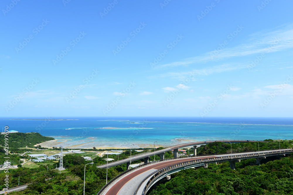 Obraz premium ニライカナイ橋と青空