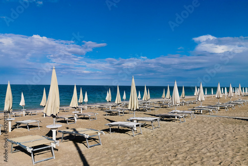Ombrelloni e lettini sulla spiaggia vuota  © GjGj