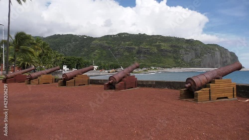 Vue du Barachois de Saint Denis de l'île Tropicale de la Réunion (France) sur laquelle on aperçoit un chantier de construction d'une route au dessus de la mer par un temps ensoleillé