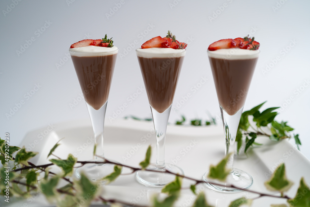 カクテルグラスに盛り付けたチョコレートムースの苺添え カクテルグラスに盛り付けたチョコレートムースの苺添え