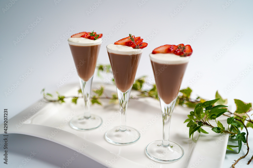 カクテルグラスに盛り付けたチョコレートムースの苺添え カクテルグラスに盛り付けたチョコレートムースの苺添え