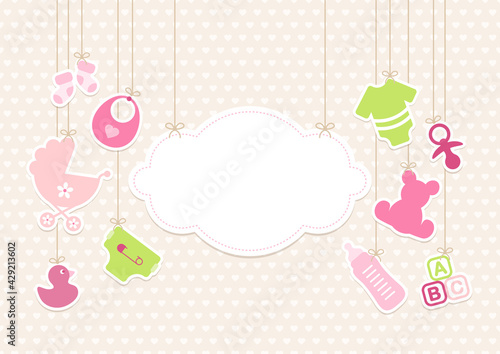 Hängende Babysymbole Mädchen Neben Wolke Pink Grün Herzen Beige