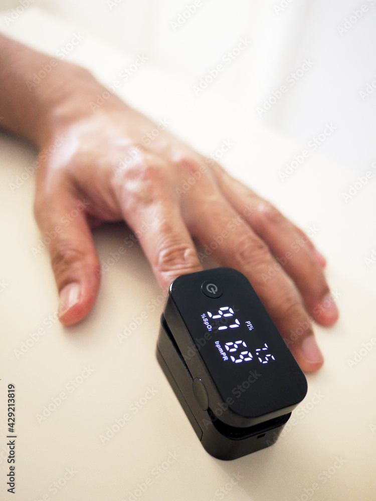 Oximeter For Checking Oxygen Saturation in Blood Oximeter For Checking Oxygen Saturation in Blood