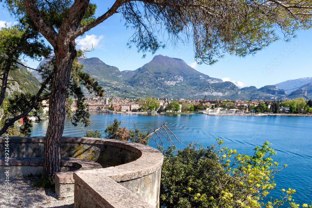 Riva del Garda, Trento. Panorama del lago con la città da balcone della costa della Gardesana occidentale