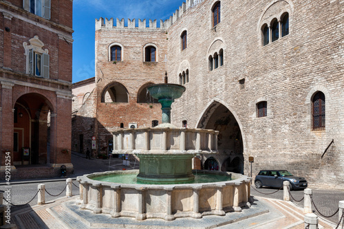 Fabriano, Ancona. Piazza del comune. Fontana Sturinalto davanti al Palazzo del Podestà. 1285, Jacopo di Grondalo
 photo