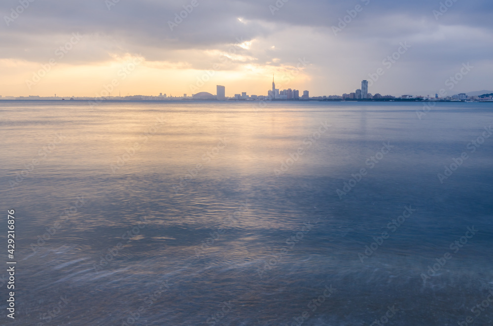 早朝の百道浜遠望