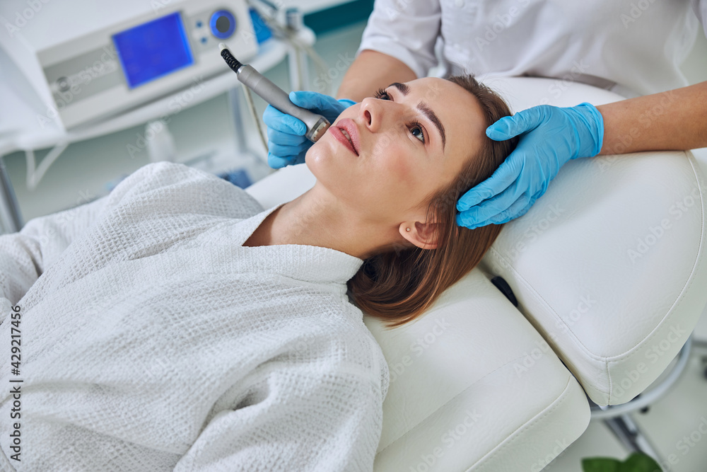 Obraz premium Attractive Caucasian woman relaxing at the spa treatment in beauty clinic