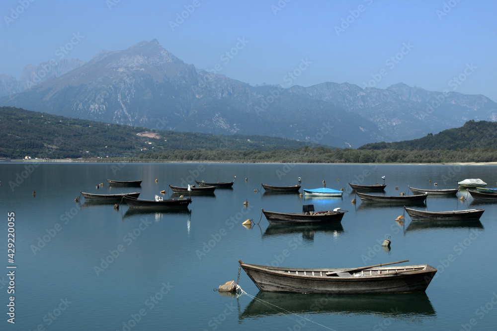 Barche in legno di pescatori sul lago 
