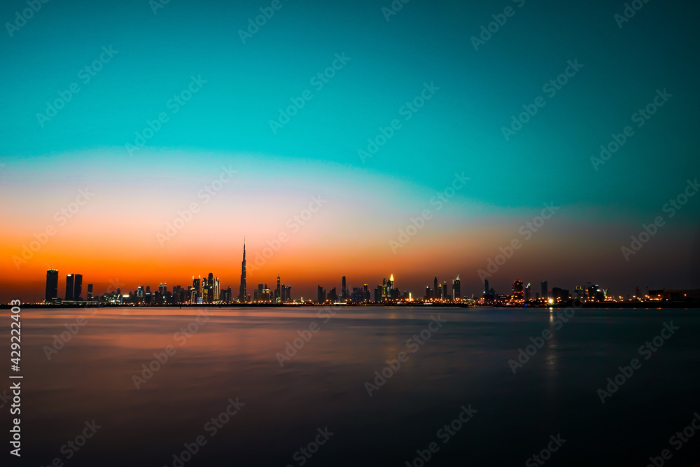 Fototapeta premium dubai sunset with skyline