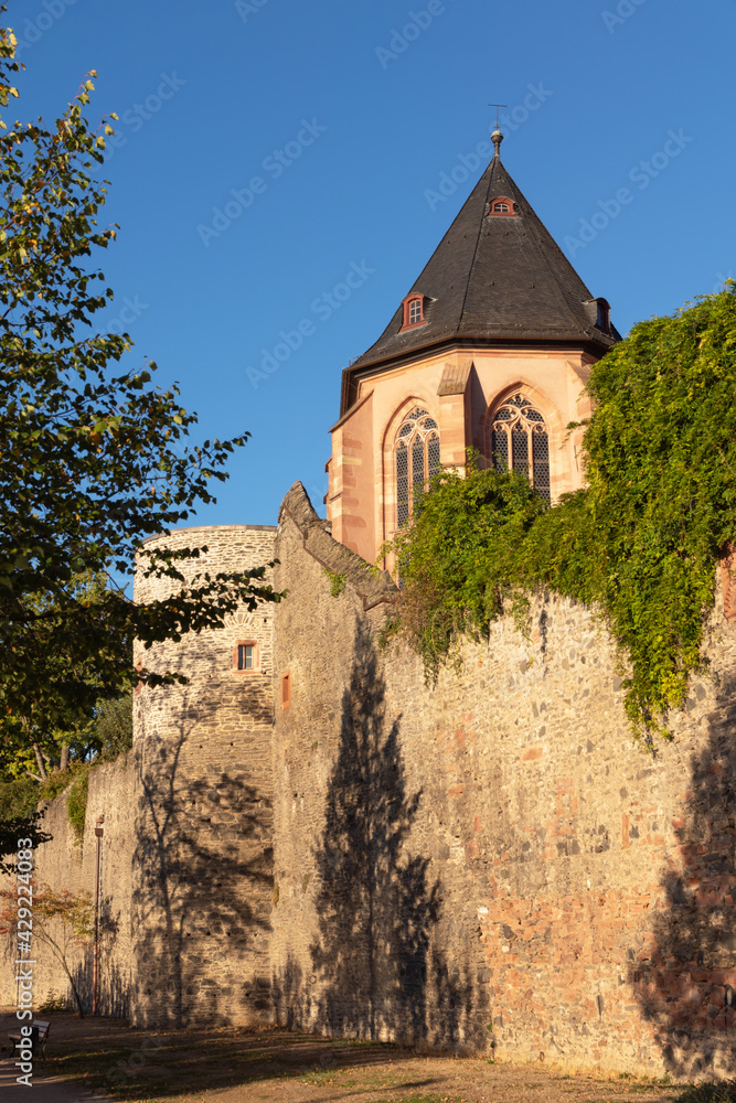 Fototapeta premium Die Justinuskirche in Frankfurt-Höchst, Hessen