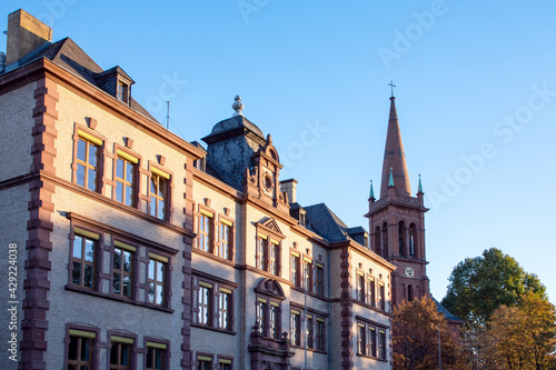 Die Robert-Koch-Schule und die Evangelische Stadtkirche in Frankfurt-Höchst, Hessen