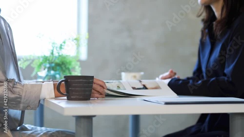 ミーティングをするビジネスウーマンの手元