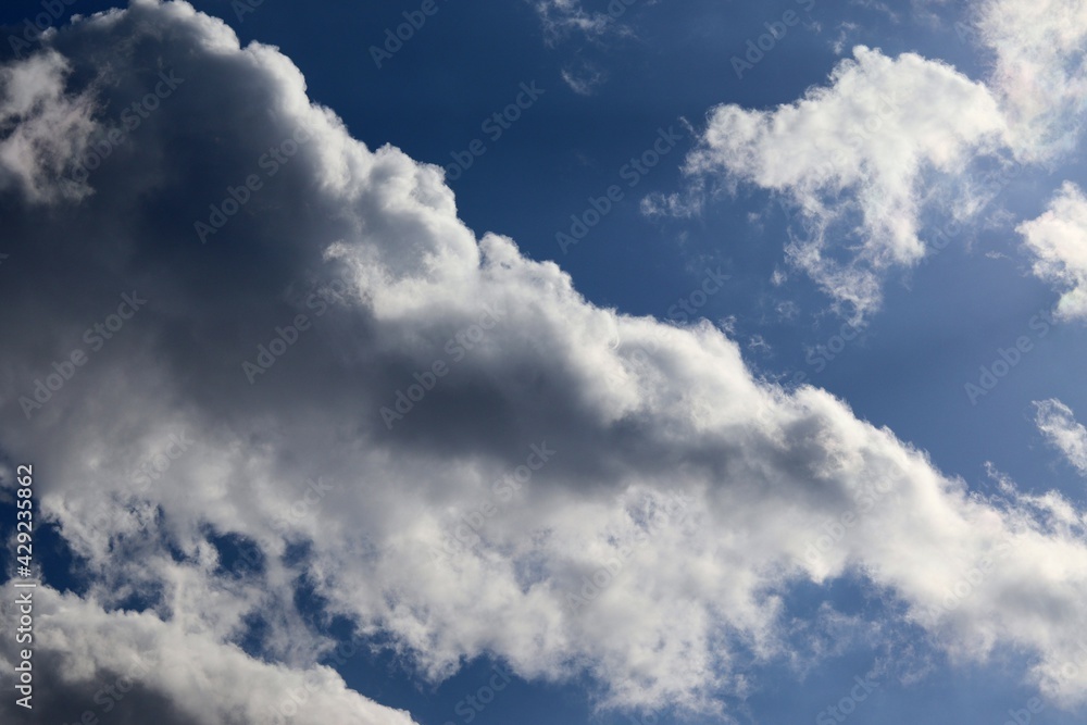 The clouds in the blue sky float beautifully The clouds in the blue sky float beautifully