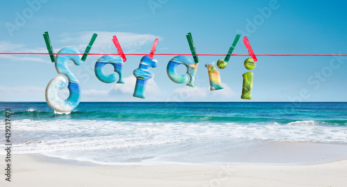 "Safari" Buchstaben auf einer Wäschleine am Meer