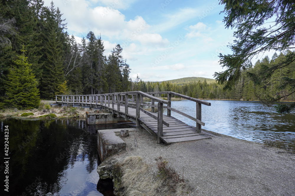 Ein See mitten im Wald der Fichtelsee im Fichtelgbirge Ein See mitten im Wald der Fichtelsee im Fichtelgbirge