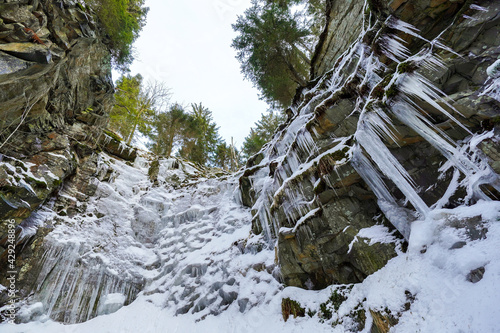 Gefrorener Wasserfall Eiszapfen Eispalast Eisklettern im Winter Fichtelgebirge photo