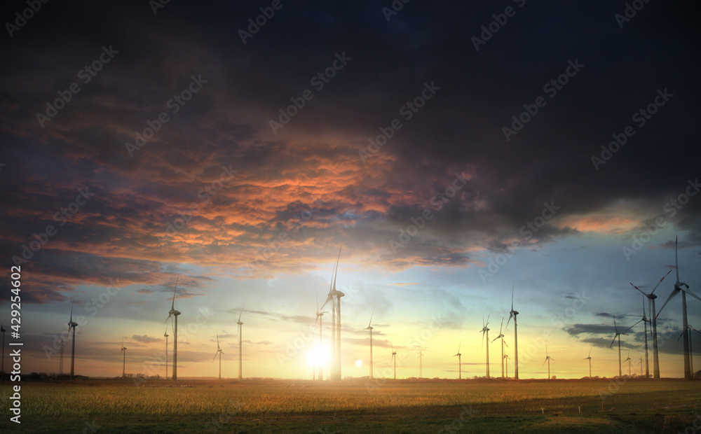 Obraz premium Eine Windkraftanlage mit dramatischen Himmel