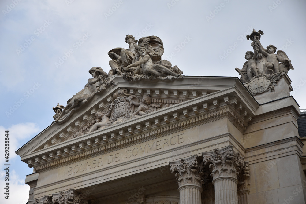 Statues de la Bourse du commerce à Paris, France
