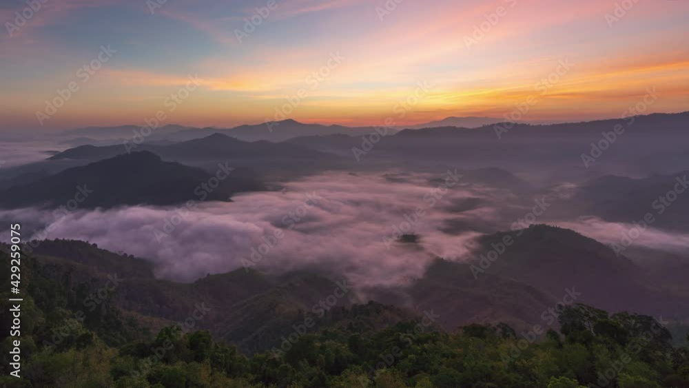 4K Timelapse of beautiful sunrise with fog rolling over mountain in Ai yerweng, Yala, Thailand
4K Timelapse of beautiful sunrise with fog rolling over mountain in Ai yerweng, Yala, Thailand
