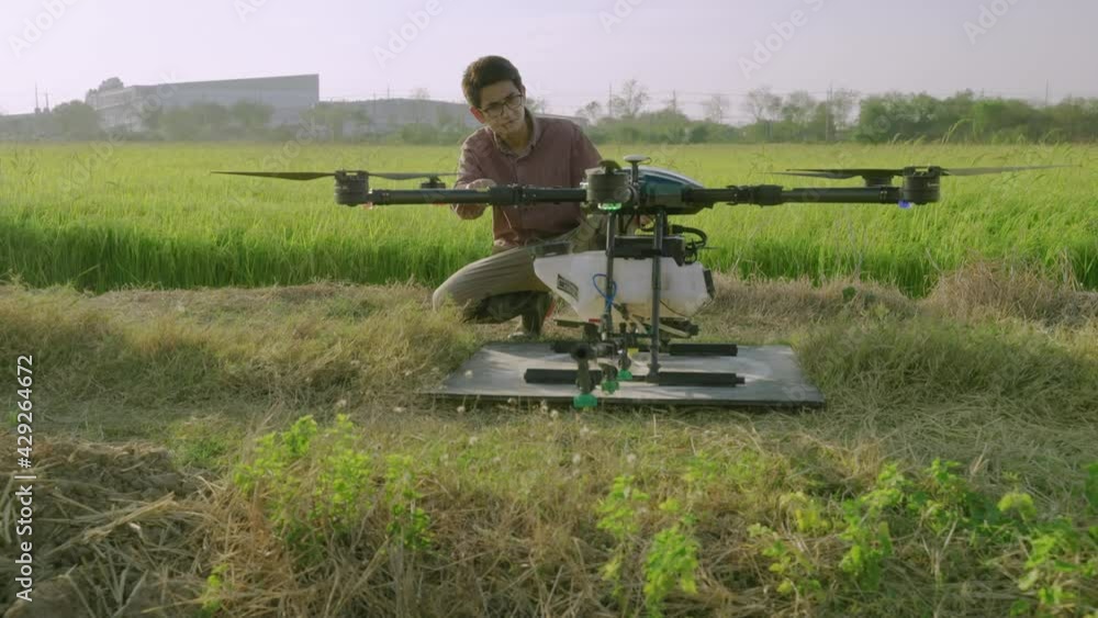 Engineers are inspecting Agricultural drones are taking off to spray medicine or fertilizers into the rice fields.
Engineers are inspecting Agricultural drones are taking off to spray medicine or fertilizers into the rice fields.