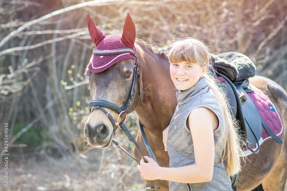 Fototapeta premium Junges Mädchen mit deutschem Reitpony