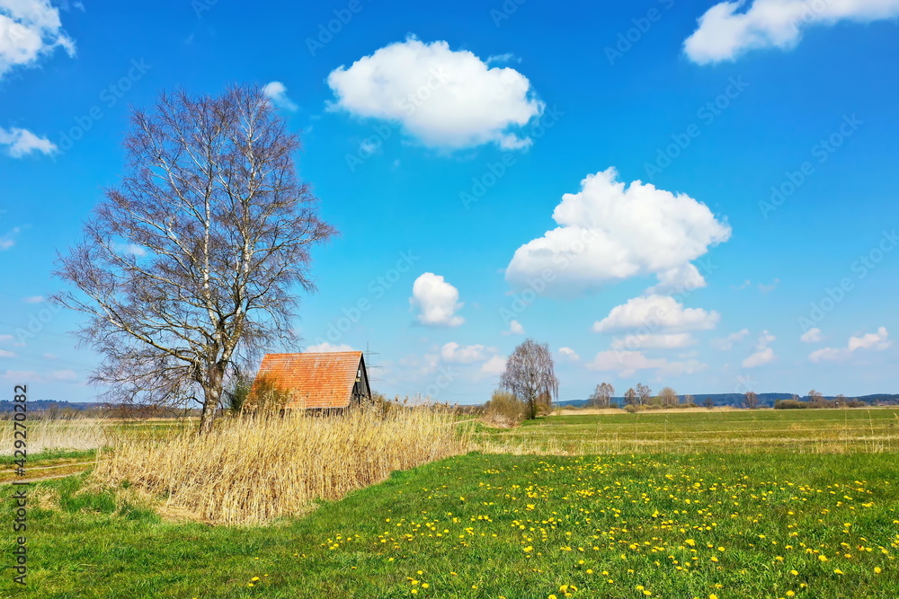 Landwirtschaftliche Hütte an einem Feldweg Landwirtschaftliche Hütte an einem Feldweg