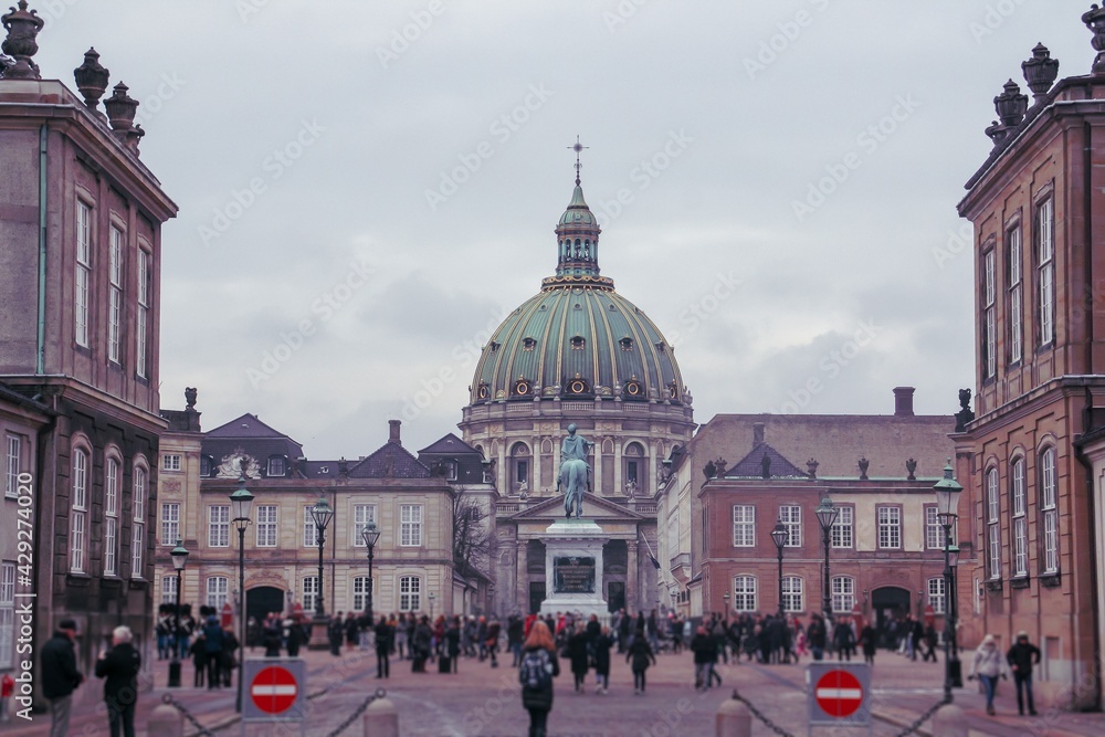Obraz premium Frederik's Church en Copenhague, Dinamarca, y turistas esperando la ceremonia del cambio de guardia. Popularmente conocida como La Iglesia de Mármol (Marmorkirken) por su arquitectura rococó.