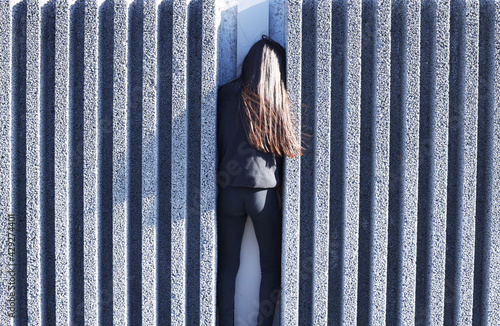 Une jeune fille tourne le dos au milieu de stries de ciment photo