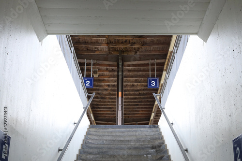 Escaliers d'accès aux voies 2 et 3