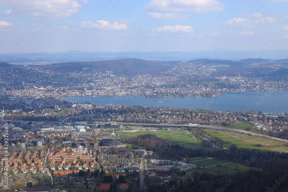 Vue panoramique vers l'Est de Zürich et région depuis l'Uetliberg