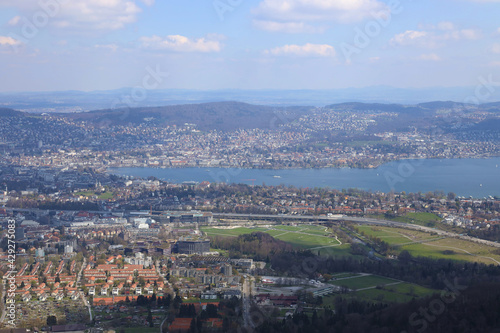 Fototapeta Naklejka Na Ścianę i Meble -  Vue panoramique vers l'Est de Zürich et région depuis l'Uetliberg