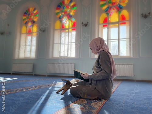 Canvas Print woman praying in the mosque and reading the Quran