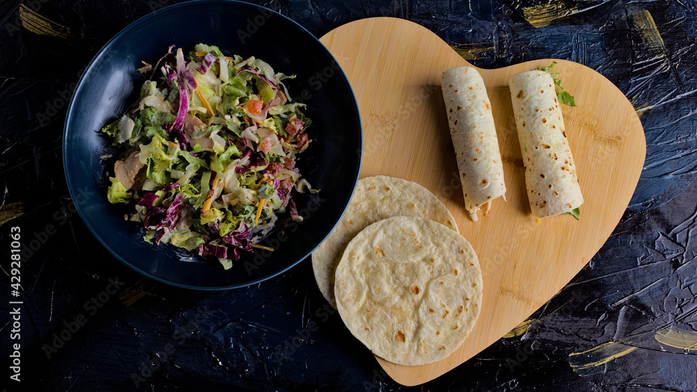 tortillas de trigo enrolladas con pollo, salsa yogur con base vegetal y