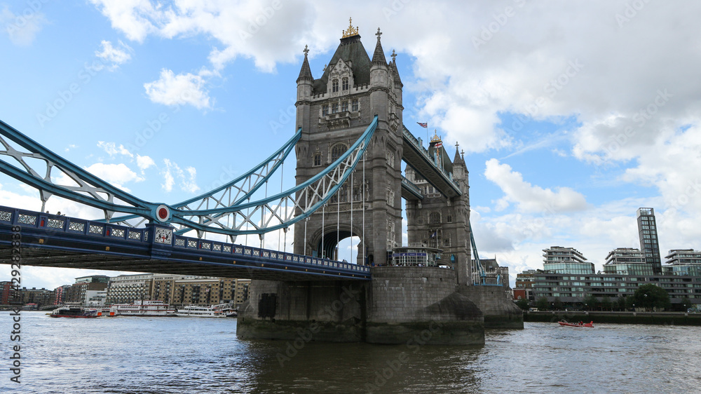 Φωτογραφία World heritage site of Tower of London, beautiful stone fort on the Thames river