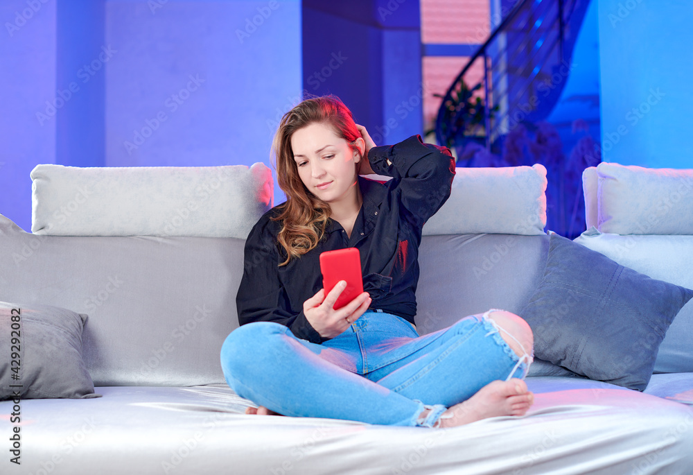 Obraz premium girl making plans for the future on the couch