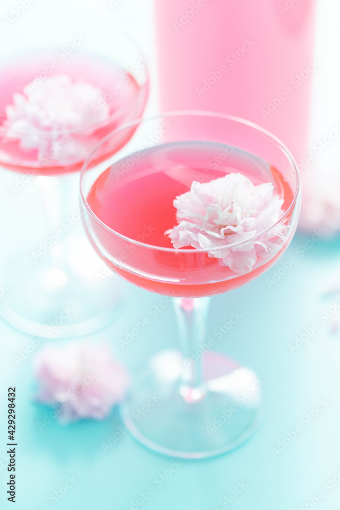 Rosé cocktails with a flower garnish Rosé cocktails with a flower garnish